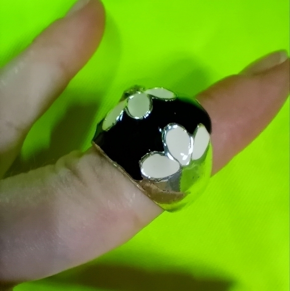 Silvertone flower 🌸 floral white black large ring size 8 - Picture 4 of 5